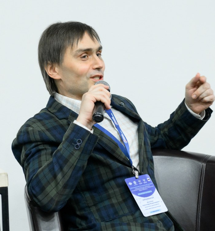 Александр Долматов во время выступления