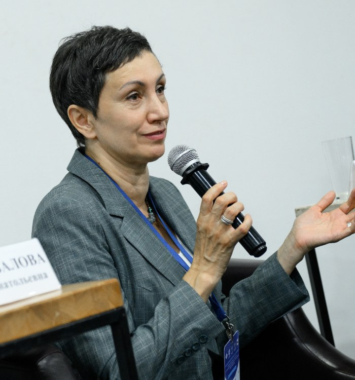 Алина Постовалова во время выступления